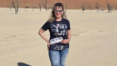 Mit der FLZ unterwegs: Beate Claus aus Ansbach verbrachte ihren Urlaub in Namibia. Unter anderem besuchte sie das Tal der Dead Salzwüste mit abgestorbenen Bäumen. (Foto: Michael Wagner)