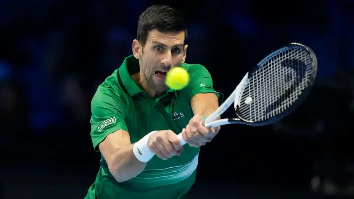 Mit einem Sieg bei den ATP-Finals würde Novak Djokovic mit dem bisherigen Rekordhalter Roger Federer gleichziehen. (Foto: Antonio Calanni/AP/dpa)