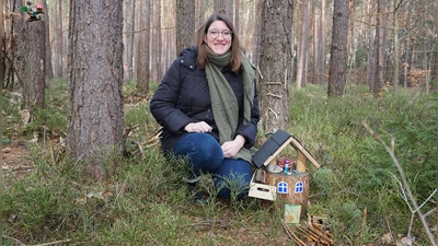 Der Kinderwald ist für Rebecca Bebecca Bellmann ein Herzensprojekt. Bei ihrer Stippvisite hat sie ein hübsches neues Elfenhaus entdeckt, das sie noch gar nicht kannte. (Foto: Andrea Walke)