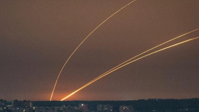 Russische Raketen werden von der Region Belgorod aus auf die Ukraine abgefeuert. (Foto: Evgeniy Maloletka/AP/dpa)