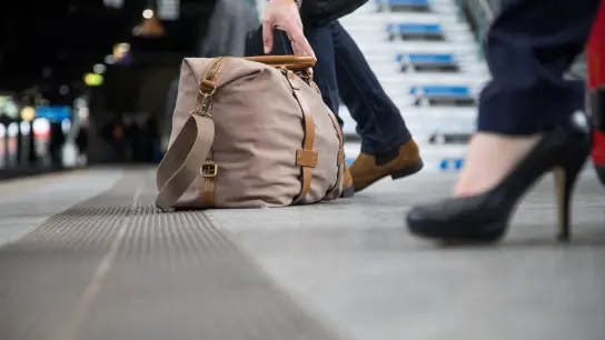Schwer schleppen muss nicht sein: Man kann sein Gepäck in den Urlaub auch einfach vorreisen lassen. (Foto: Christin Klose/dpa-tmn)