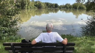 Zum Rasten laden die vielen Bänke am Landschaftssee in Münchsteinch ein. (Foto: Ute Niephaus)