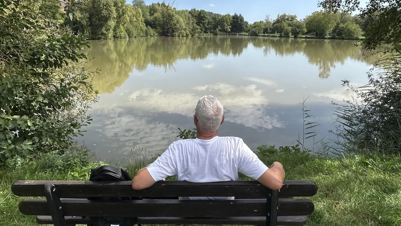Zum Rasten laden die vielen Bänke am Landschaftssee in Münchsteinch ein. (Foto: Ute Niephaus)