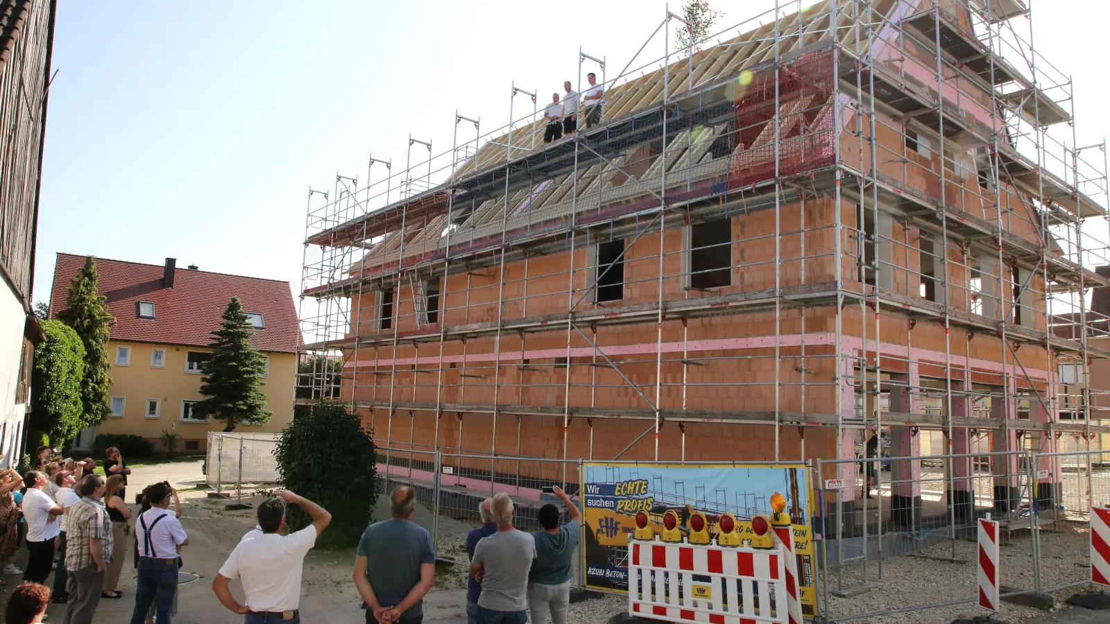 Der Rohbau des kommunalen Mehrzweckgebäudes steht: Bei bestem Sommerwetter wurde in Burgoberbach Richtfest gefeiert. (Foto: Alexander Biernoth)
