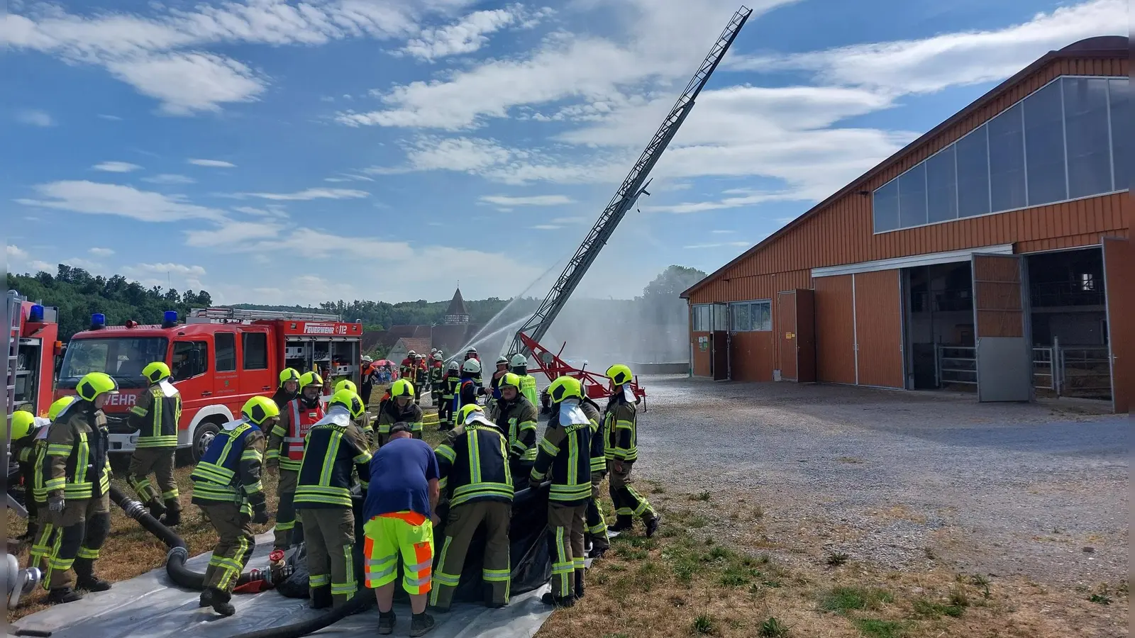 Viele Feuerwehrleute waren bei der Großübung auf dem landwirtschaftlichen Betrieb in Veitsweiler im Einsatz.  (Foto: Jürgen Eisen)