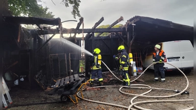 Mit rund 30 Einsatzkräften bekämpfte die Freiwillige Feuerwehr Merkendorf den Schuppenbrand. (Foto: Feuerwehr Merkendorf/Stefan Hochneder)