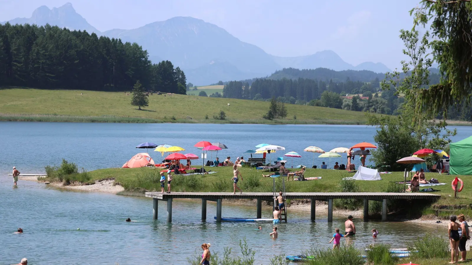 Der Deutsche Wetterdienst erwartet in Bayern bis zu 35 Grad am Samstag. Viele Menschen suchen deshalb Abkühlung am oder im Wasser.  (Foto: Karl-Josef Hildenbrand/dpa)