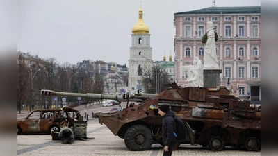 Erbeuteteürussische Kriegsgeräte auf einem Platz in der ukrainischen Hauptstadt Kiew. (Foto: ---/kyodo/dpa)