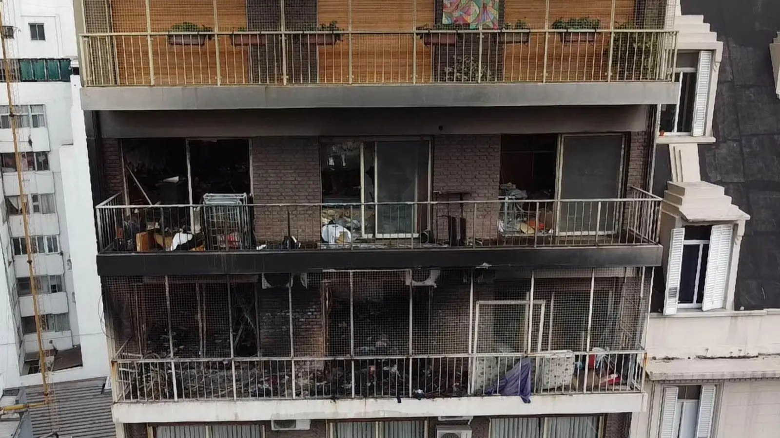 Blick auf das Wohnhaus nach einem schwerem Brand im Zentrum der argentinischen Hauptstadt. (Foto: ---/telam/dpa)