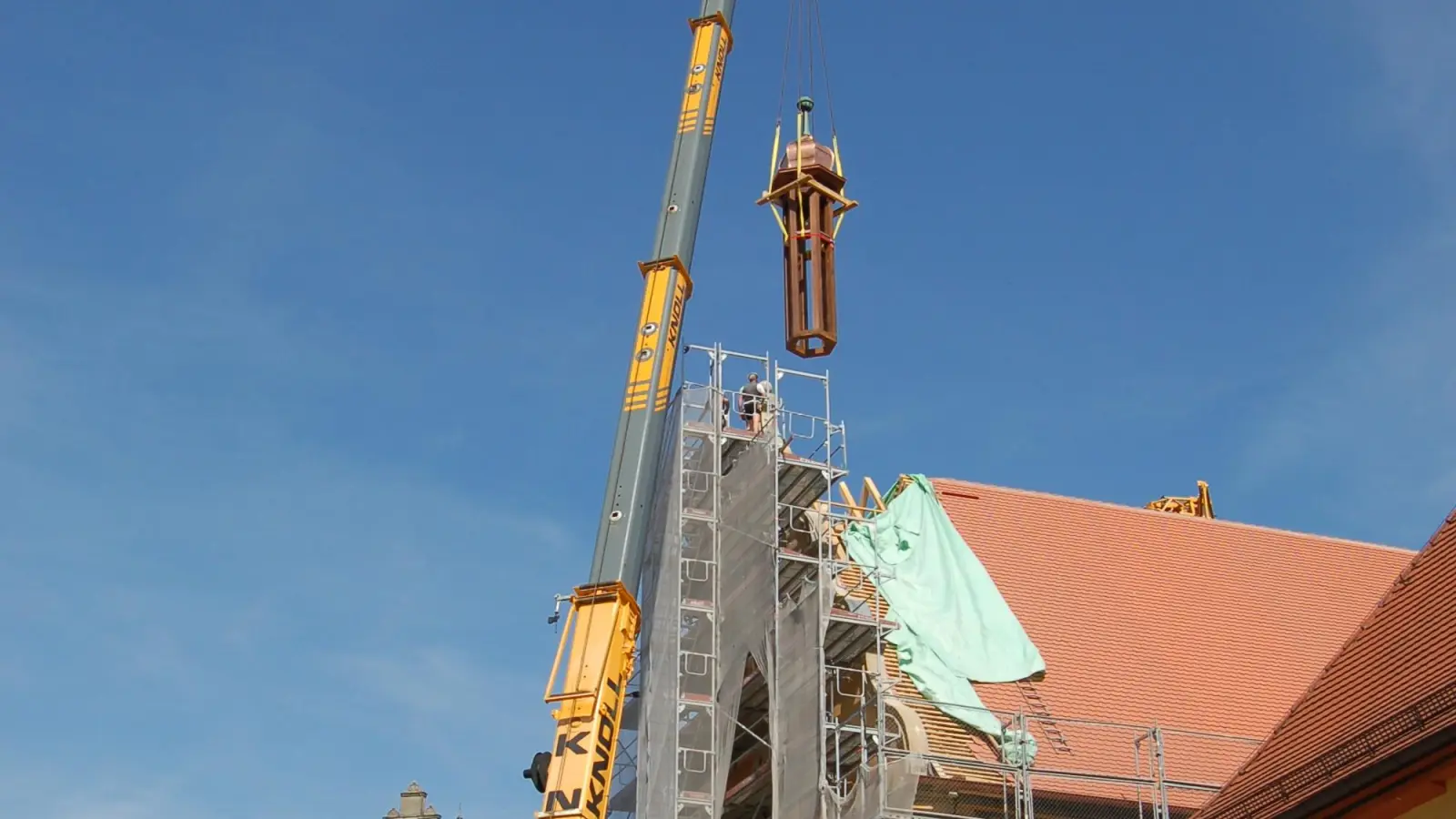 Mit einem Autokran wurde das frisch hergerichtete Türmchen zum Dach des Hauses B gehievt. (Foto: Markus Weinzierl)