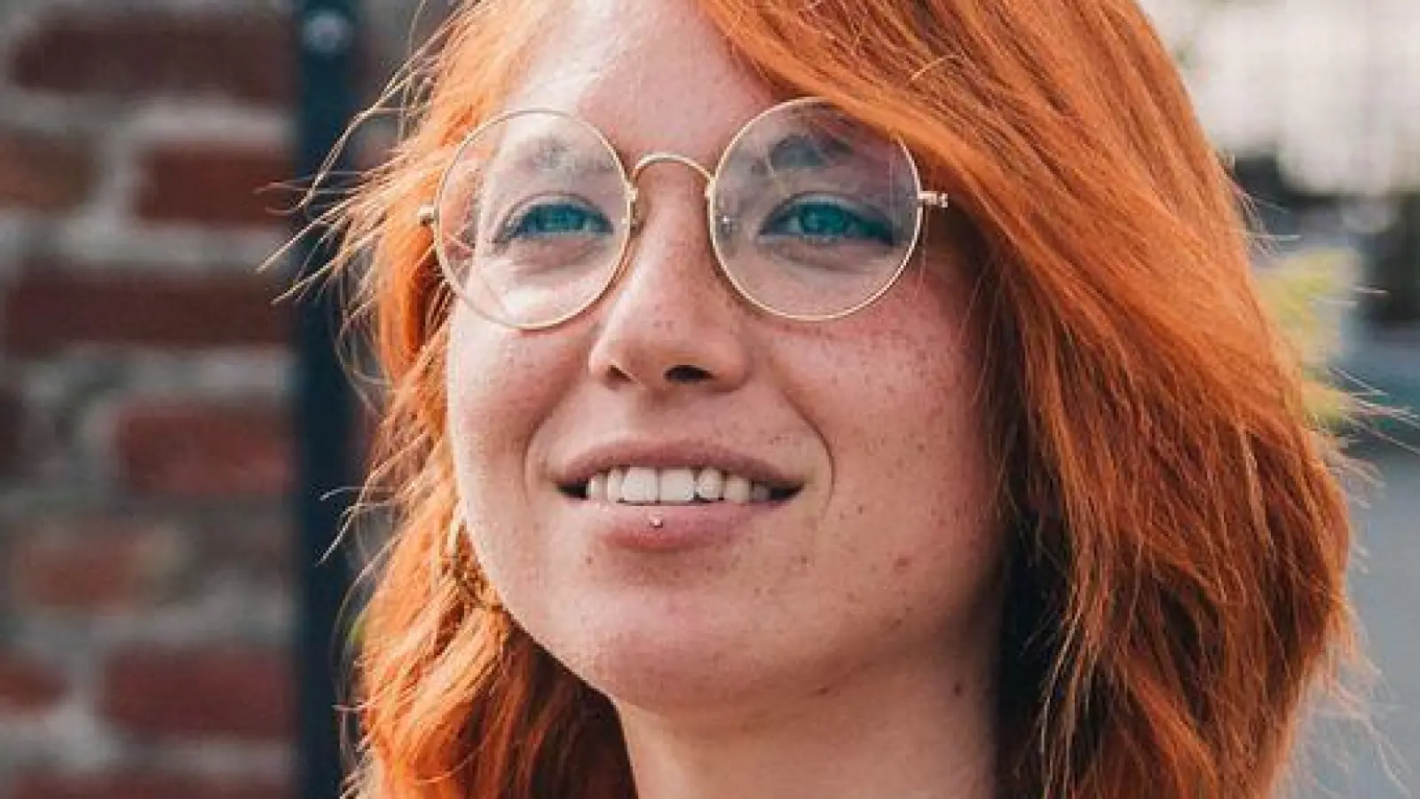 Business-Mode ist heute vielseitiger: Farben und moderne Schnitte sind zunehmend gefragt, besonders in kreativen Branchen. (Foto: Zacharie Scheurer/dpa-tmn)