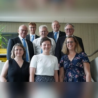 Spendenübergabe nach dem Konzert: Landrat Marco Meier, Altbürgermeister Friedrich Moßmeyer (hinten, von links), Chor-Vorsitzender Klaus Miosga, Kassier Hermann Reichert, Chorleiter Friedrich Wörrlein (Mitte, von links), Vorstandsmitglied Renate Hans, Pfarrerin Elisabeth Feldhäuser und Sabine Moßmeyer vom Kirchenvorstand (vorne, von links).<br>  (Foto: Landratsamt Ansbach/Fabian Hähnlein)