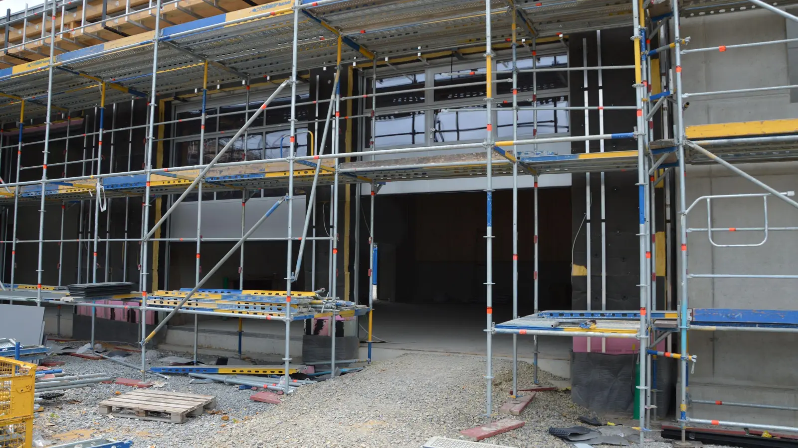 Die Tore sind schon installiert, doch noch fehlt in den Fahrzeughallen des neuen Feuerwehrhauses der Bodenbelag.Jetzt steht fest: In allen Hallen wird man Rüttelklinker verlegen – einen strapazierfähigen Untergrund, der häufig in Industriehallen verwendet wird. (Foto: Patrick Lauer)