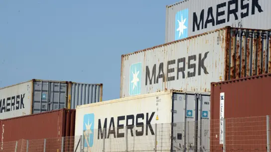 Container des Schifffahrtskonzerns Maersk stehen gestapelt im Tema-Hafen in Accra (Ghana). (Foto: Gioia Forster/dpa)