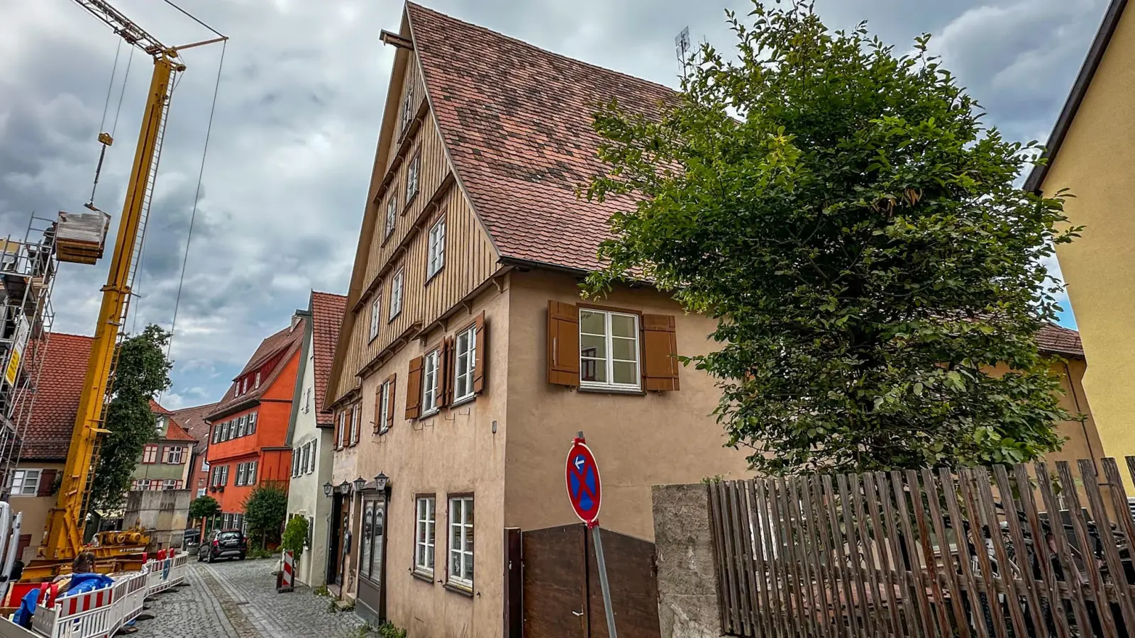 Das Gebäude in der Dinkelsbühler Schreinersgasse Nummer 5 gilt als Einzeldenkmal. Ein Sanierung ist überfällig. Über das Wie gibt es jedoch unterschiedliche Meinungen. (Foto: Martina Haas)