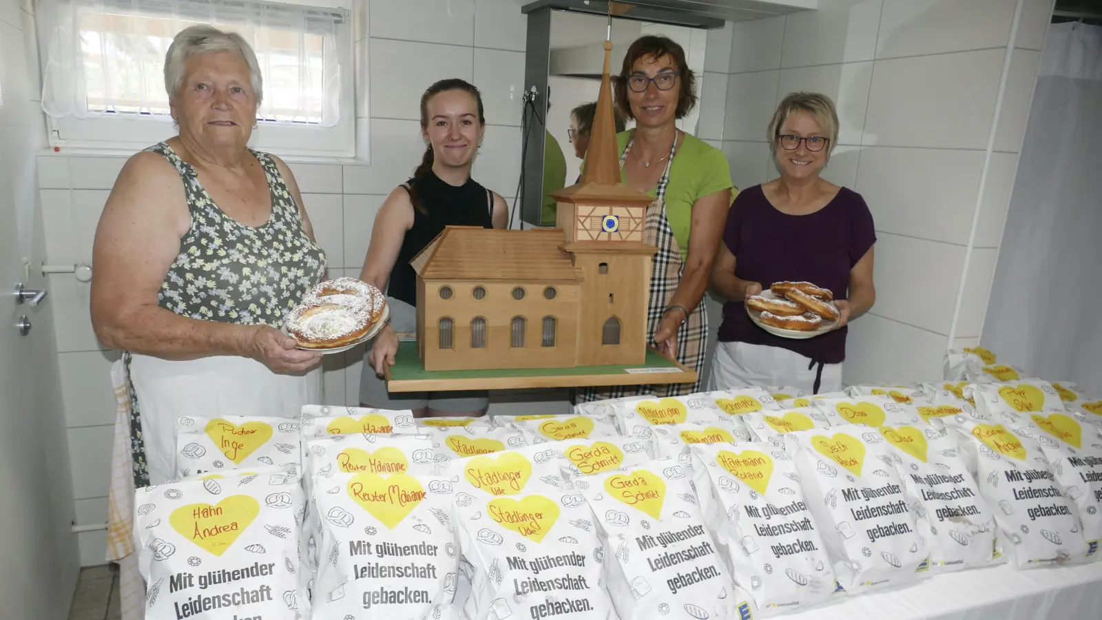 In Heindels „Backstube“ wurden am Mittwoch leckere Kerwakiechli gebacken. Das übernahmen (von links): Lotte Heindel, Anna Bayer, Barbara Stadlinger und Brigitte Heindel.<br><br> (Foto: Helmut Meixner)