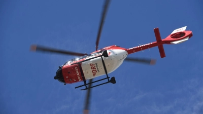 Ein Rettungshubschrauber flog einen 39-Jährigen, der bei einem Jagdunfall am Bauch getroffen wurde, in eine Klinik. (Symbolbild: Stefan Sauer/dpa-Zentralbild)