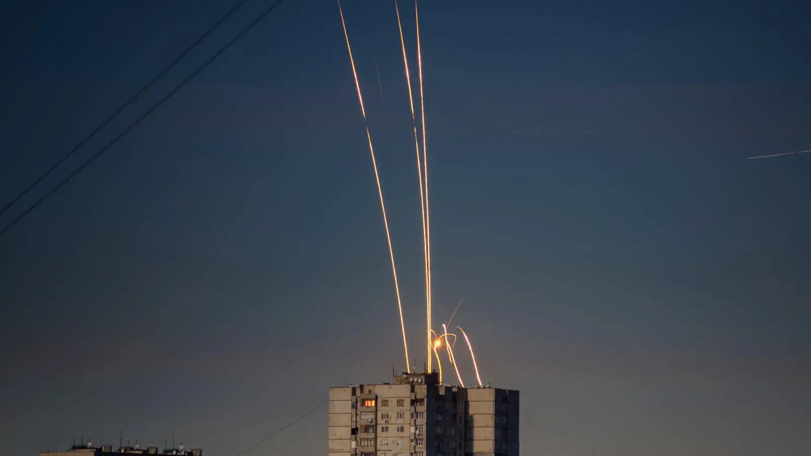 Russische Raketen werden der Region Belgorod aus auf die Ukraine abgefeuert. (Foto: Vadim Belikov/AP/dpa)