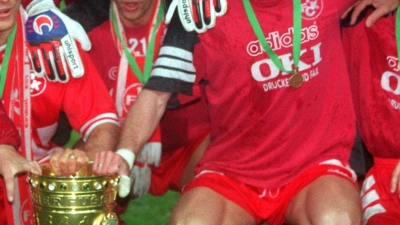 1996 reiste Kaiserslautern, eine Woche zuvor zum ersten Mal aus der Bundesliga abgestiegen, als Außenseiter in die Hauptstadt und gewann den Pokal. (Foto: Wolfgang Kumm/dpa)