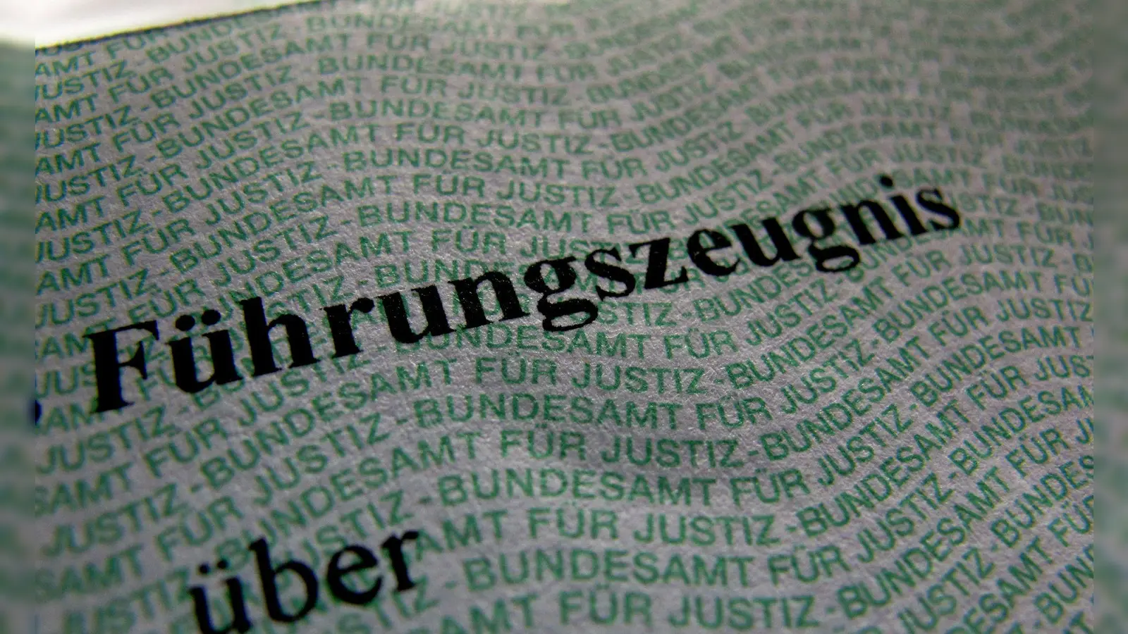 Das Führungszeugnis auf Papier soll weiter verfügbar sein. (Symbolbild) (Foto: picture alliance / dpa)