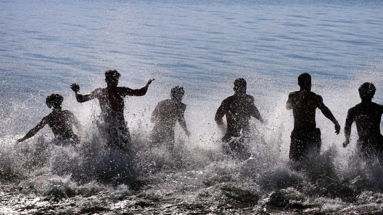 Wer in Seen baden geht, kann in diesen Wochen mit Saugwürmer-Larven, sogegannten Zerkarien, konfrontiert werden. Im schlimmsten Fall ist ein juckender Ausschlag die Folge. (Symbolbild) (Foto: Karl-Josef Hildenbrand/dpa)
