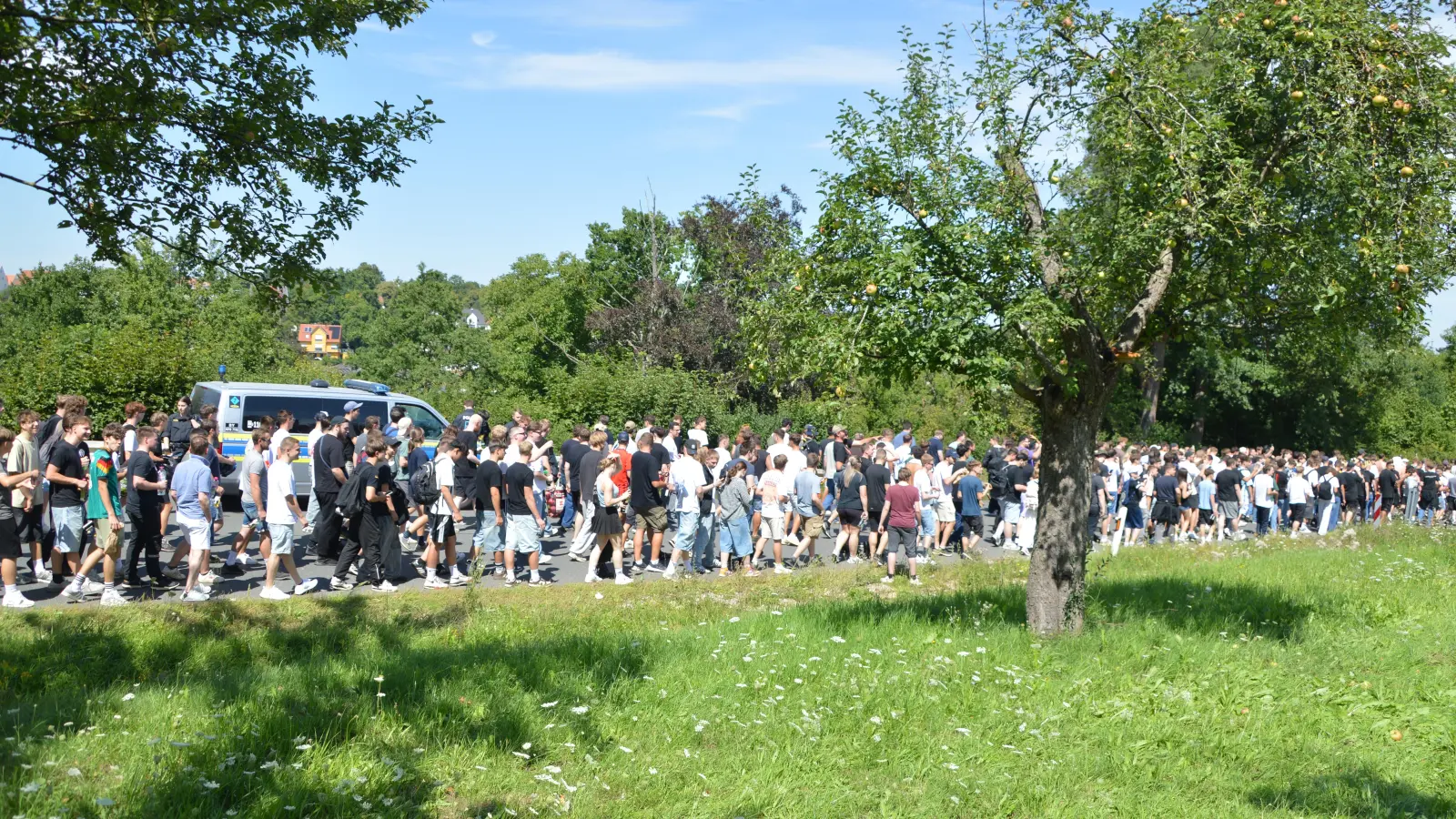 Völkerwanderung in Richtung Altschauerberg: Tausende machten sich am 9. August auf den Weg zum Ex-Domizil des „Drachenlords” - eine Herausforderung für die Polizei. (Foto: Johannes Zimmermann )