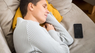 Wecker muss sein! Wer sich nach dem Mittagsschlaf nicht komplett überfahren fühlen will, sollte ihn zeitlich begrenzen.  (Foto: Christin Klose/dpa-tmn)