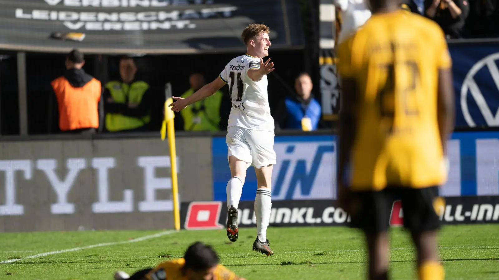  Justin Steinkötter (M) wird ein „Löwe“. (Foto: Sebastian Kahnert/dpa/ZB)