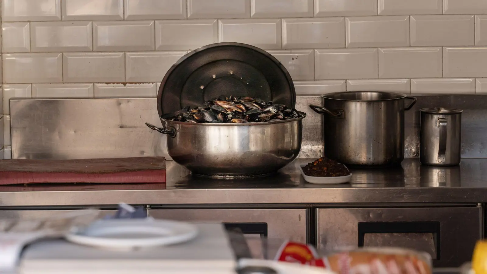 Die häufigsten Symptome bei Lebensmittelvergiftung sind Übelkeit, Erbrechen und Durchfall.  (Foto: Ahmed Deeb/dpa)