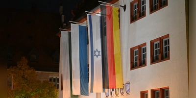 Die Israel-Flagge gehört seit dem Angriff der Hamas zu den Flaggen, die regelmäßig am Ansbacher Rathaus aufgezogen werden. So hing sie zum Beispiel kürzlich zum zweiten Jahrestag des Hamas-Angriffs auf Israel. (Foto: Manfred Blendinger)