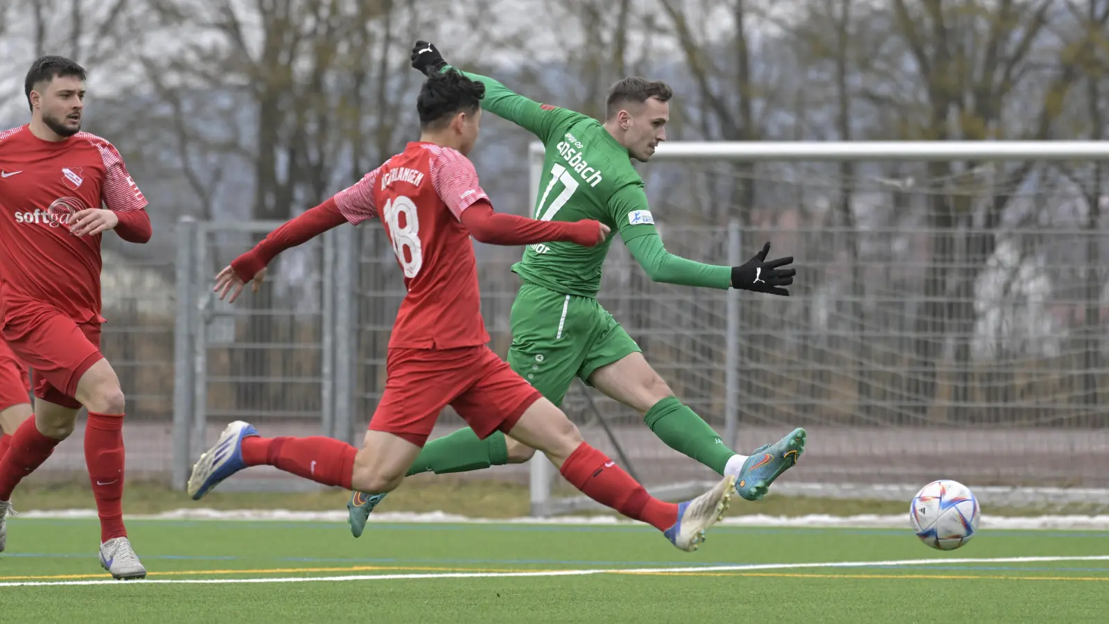 Der sitzt: Lukas Schmidt (hinten) erzielt hier das 1:0 für die SpVgg Ansbach. Sebastian Döring vom ATSV Erlangen (Nummer 18) kommt zu spät. Foto: Martin Rügner