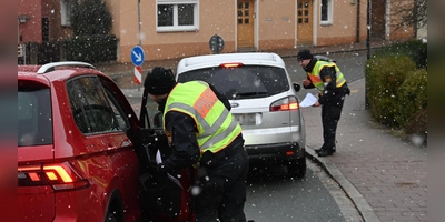 Eine Woche nach der Tat stoppte die Polizei für eine Frageaktion viele Autofahrer in Heilsbronn. (Foto: Manfred Blendinger)
