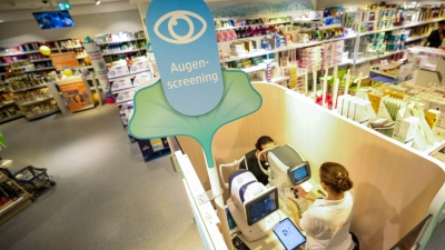 In einigen dm-Filialen kann man jetzt ein Augenscreening machen lassen. (Archivbild)  (Foto: Christoph Reichwein/dpa)
