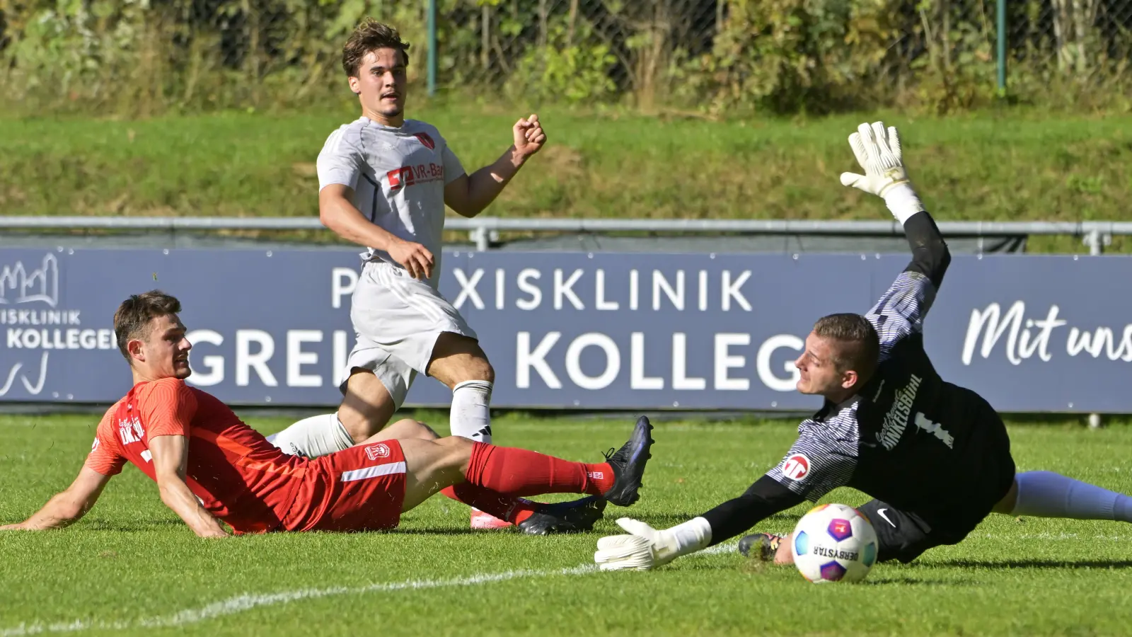 Starke Abwehrleistung: Die Dinkelsbühler (links Veteidiger Fabian Soldner, rechts Torwart Mirza Hamzabegovic) ließen keinen Treffer von Aufkirchen (Mitte Kimi Schachner) zu. (Foto: Martin Rügner)