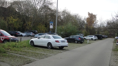 Der Blick auf den östlichen Teil des Rezatparkplatzes an einem „normalen” Mittwochnachmittag zeigt, dass hier viele Stellplätze nicht belegt sind. (Foto: Winfried Vennemann)