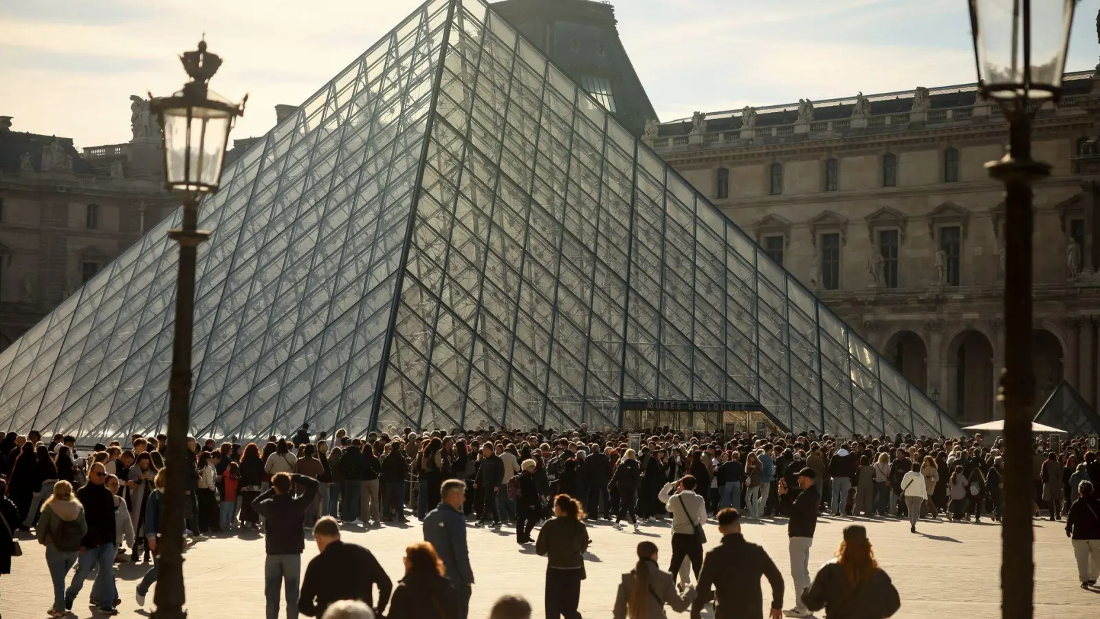 Der Louvre öffnet die Galerie d'Apollon ohne Ausstellungsobjekte. (Archivbild) (Foto: Thomas Padilla/AP/dpa)