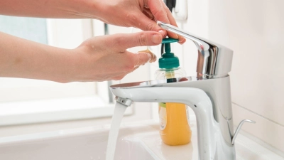 Flüssigseifen im Test: Die meisten Produkte sind frei von bedenklichen Substanzen. (Foto: Christin Klose/dpa-tmn)