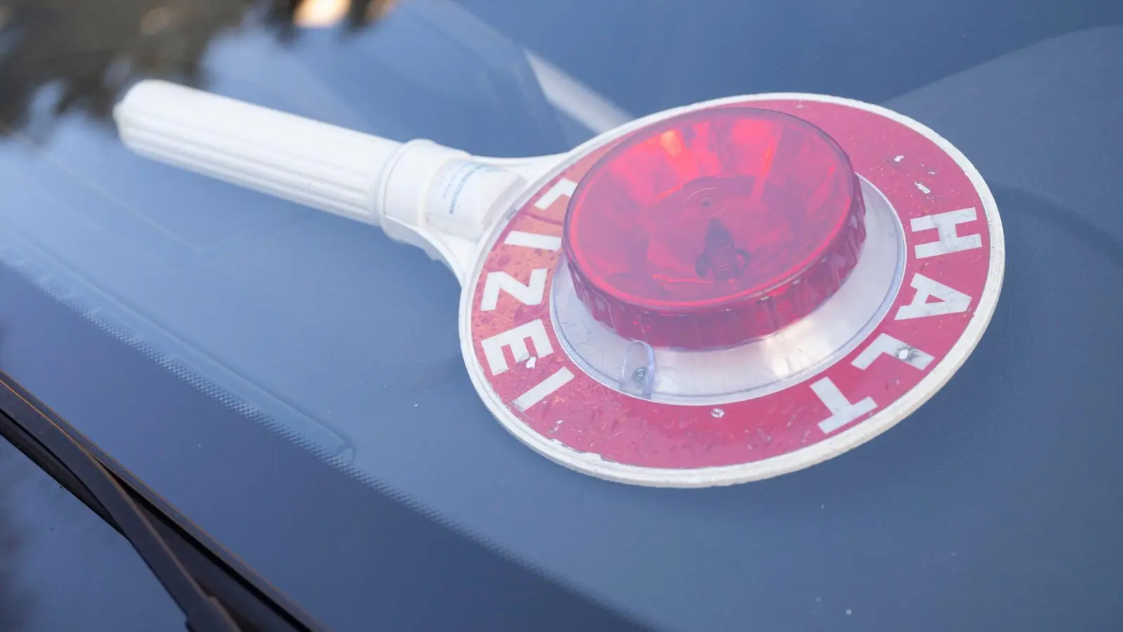 Ein 45-Jähriger ist am Donnerstagnachmittag in Bechhofen (Landkreis Ansbach) vor der Polizei geflüchtet. (Foto: Peter Kneffel/dpa)