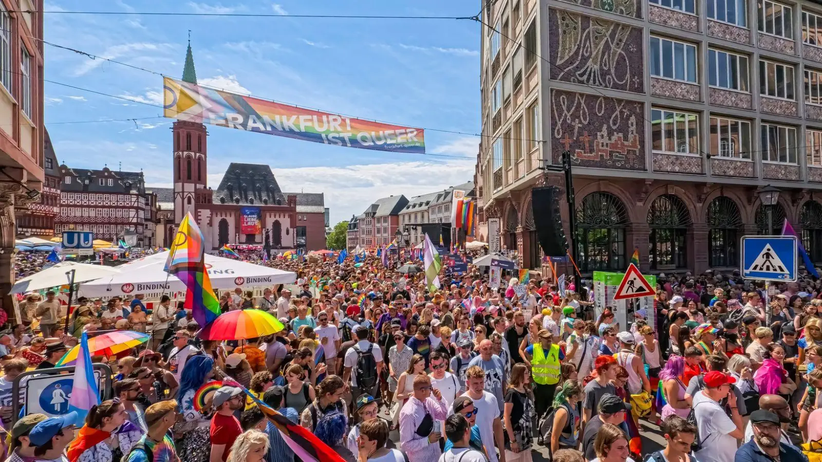 Rund um den Frankfurter Römerberg dominierten Regenbogenfahnen.  (Foto: Andreas Arnold/dpa)