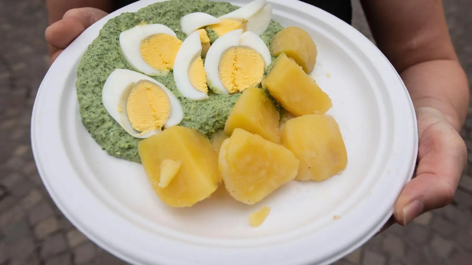 Typisch hessisch: Ob zu Kartoffeln, Tafelspitz oder Spargel, die Grüne Soße ist ein unverwechselbares Aromaerlebnis. (Foto: Boris Roessler/dpa/dpa-tmn)