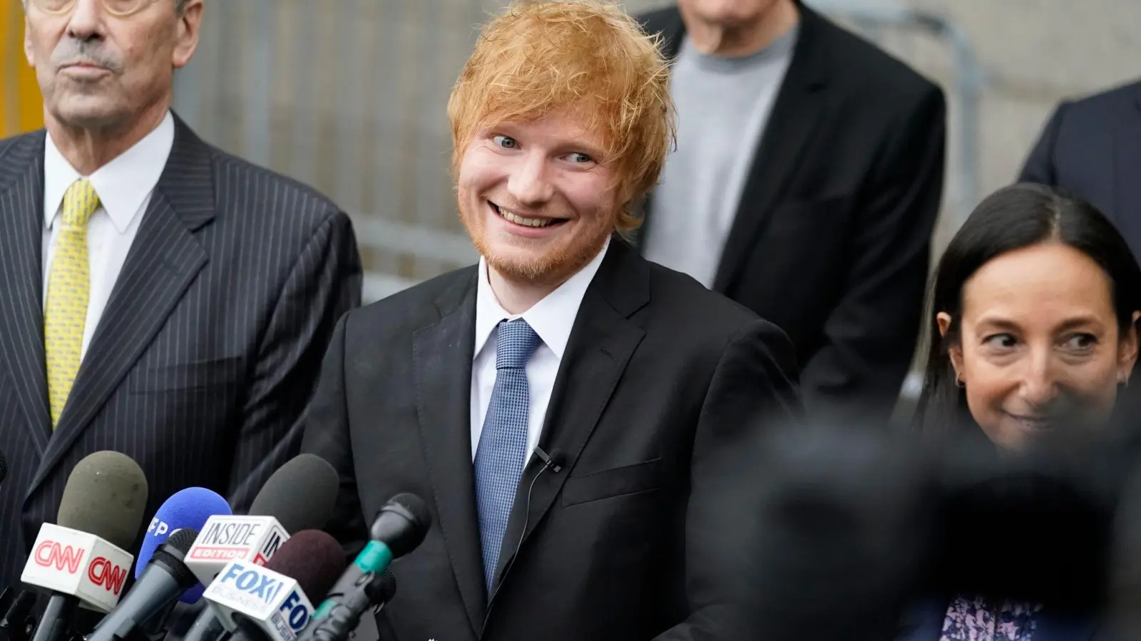 Er strahlt: Ed Sheeran vor dem New Yorker Bundesgericht, nachdem er seinen Prozess wegen Urheberrechtsverletzung gewonnen hat. (Foto: John Minchillo/AP/dpa)