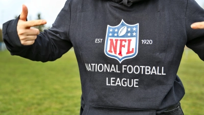 Das Tragen von Pullovern mit NFL-Logo dürfte vor allem an diesem Wochenende keine Seltenheit sein. Der Super Bowl beginnt in der Nacht von Sonntag auf Montag um 0.30 Uhr. (Foto: Tizian Gerbing)