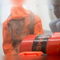 Einsatzkräfte der Feuerwehr üben den Einsatz bei einem Chemieunfall. (Symbolbild) (Foto: picture alliance / dpa)