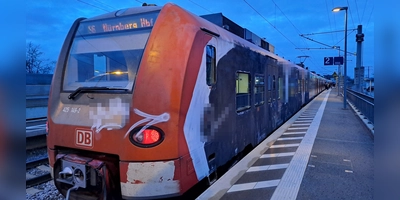 Auf der S6 (Nürnberg-Neustadt/Aisch) sind viele Züge graffitibeschmiert. Teile des Farbauftrags wurden auf unseren Aufnahmen unkenntlich gemacht, um den Wiedererkennungswert zu schmälern. (Foto: Johannes Hirschlach)