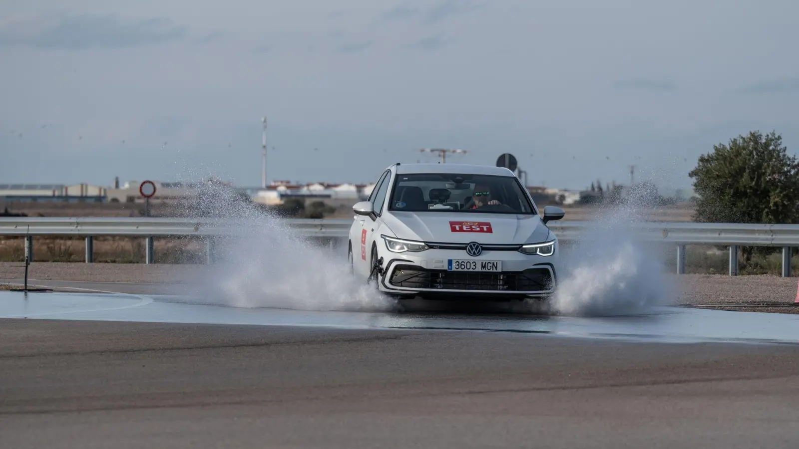 Hitze, Starkregen, Aquaplaning: Der ACE hat zehn Sommerreifen der Dimension 225/40 R18 XL für die Kompaktklasse in verschiedenen Szenarien getestet. (Foto: Konstantin Tschovikov/ACE/dpa-tmn)