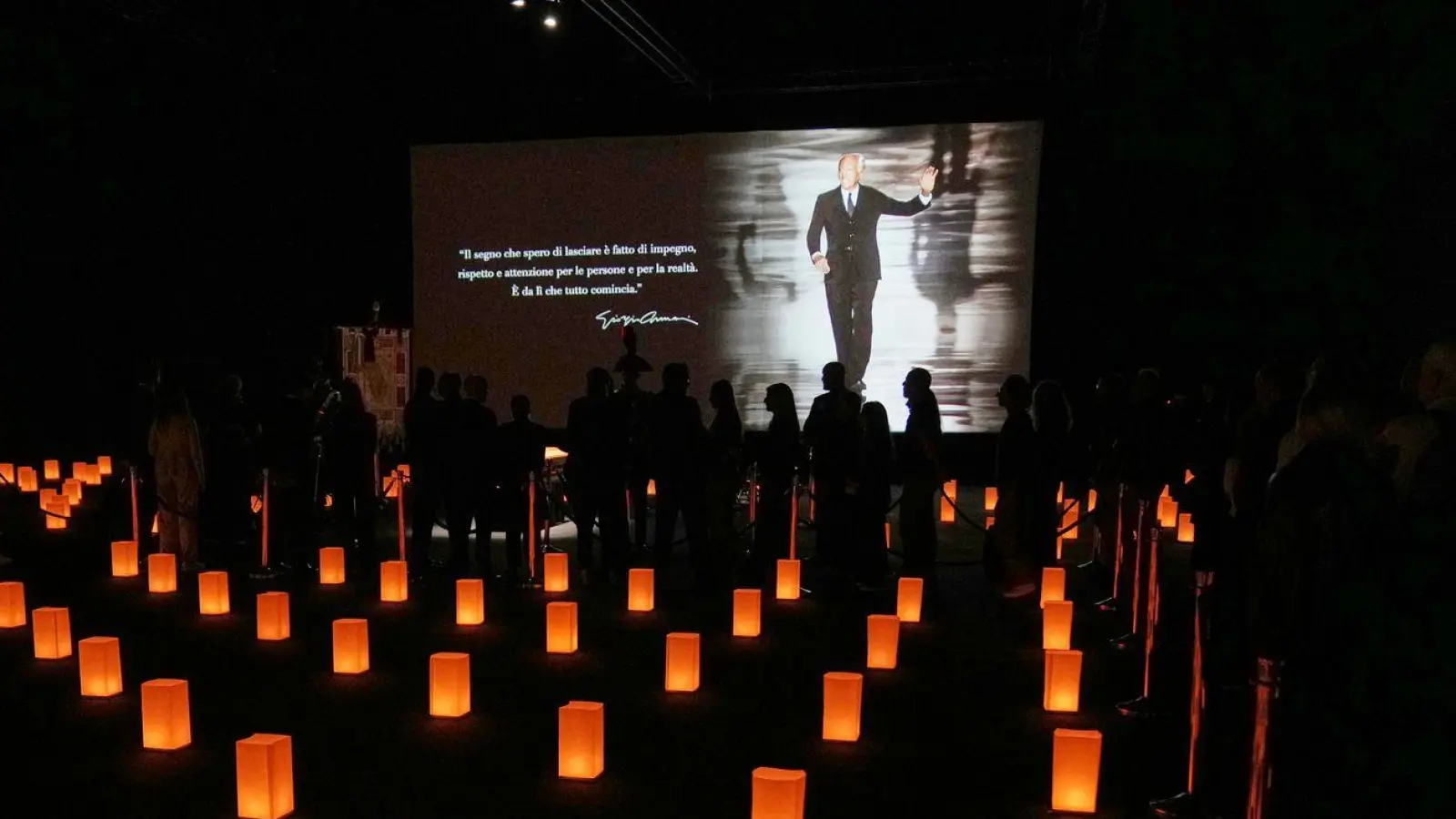 Menschen erweisen dem Modeschöpfer Giorgio Armani im Armani-Theater die letzte Ehre. (Foto: Antonio Calanni/AP/dpa)