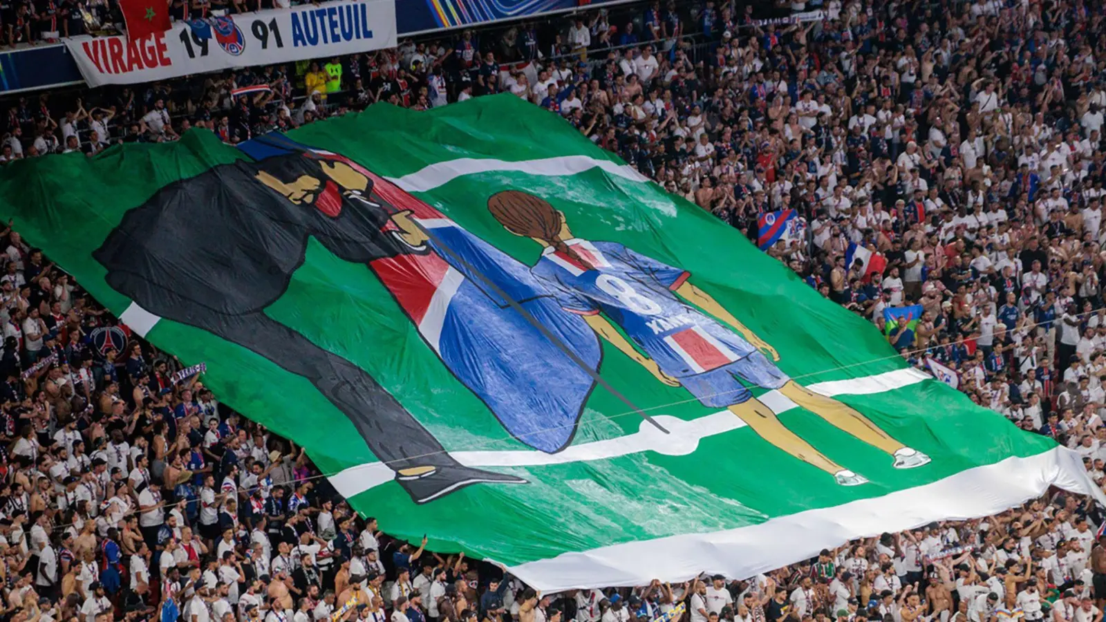 Die PSG-Fans gedenken der an Krebs gestorbenen Tochter von Coach Luis Enrique. (Foto: Oryk Haist/dpa)