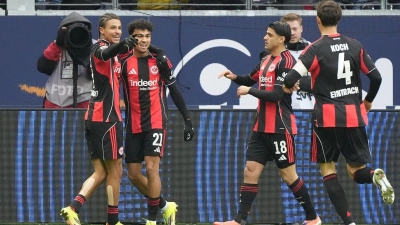 Durften endlich jubeln: Die Profis von Eintracht Frankfurt. (Foto: Marc Schüler/dpa)