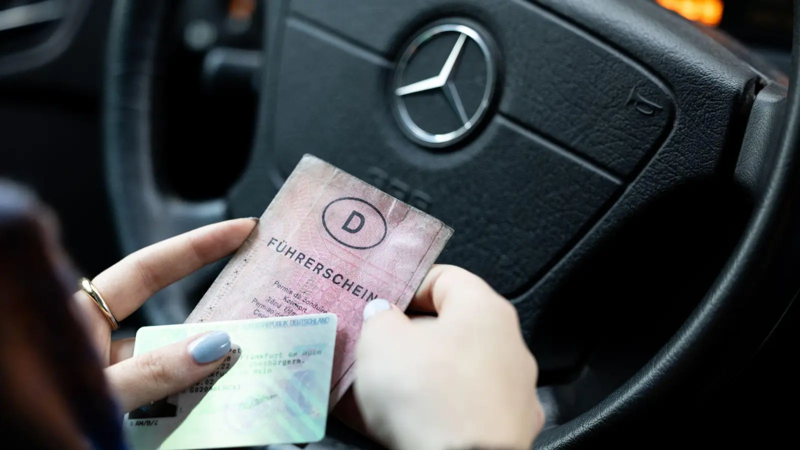 Diesen rosa Papierführerschein sollten Sie nur noch als Andenken haben - als Dokument ist er ungültig und Sie hätten schon längst einen neuen beantragen müssen. (Foto: Hannes P Albert/dpa/dpa-tmn)