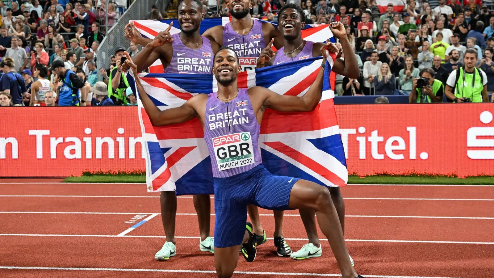 Das britische Team bejubelt den Sieg. (Foto: Sven Hoppe/dpa)